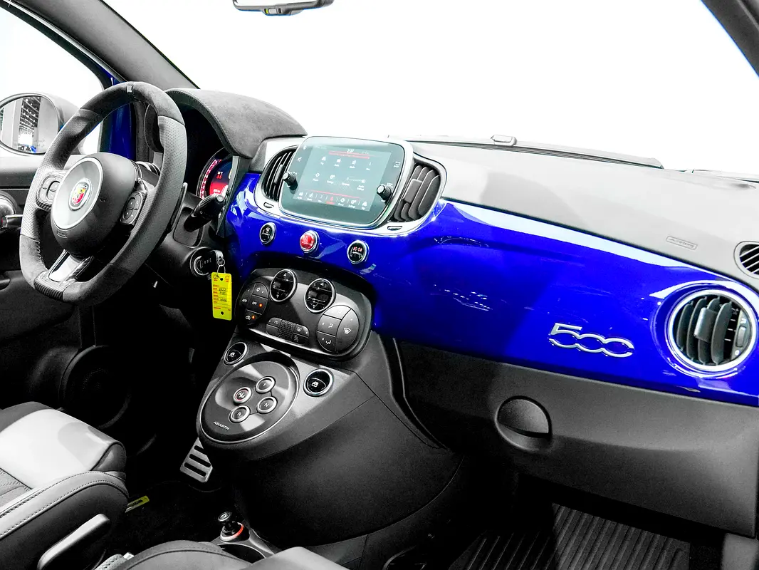 ABARTH 595 Scorpioneoro 2022 - photo 10 - Import Émirats | International Cars