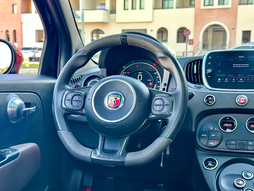 ABARTH 595 Competizione 2022 - photo 8 - Import Émirats | International Cars