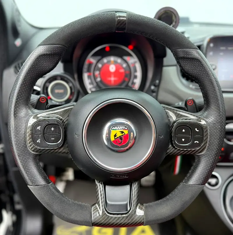 ABARTH 595 Competizione 2019 - photo 7 - Import Émirats | International Cars
