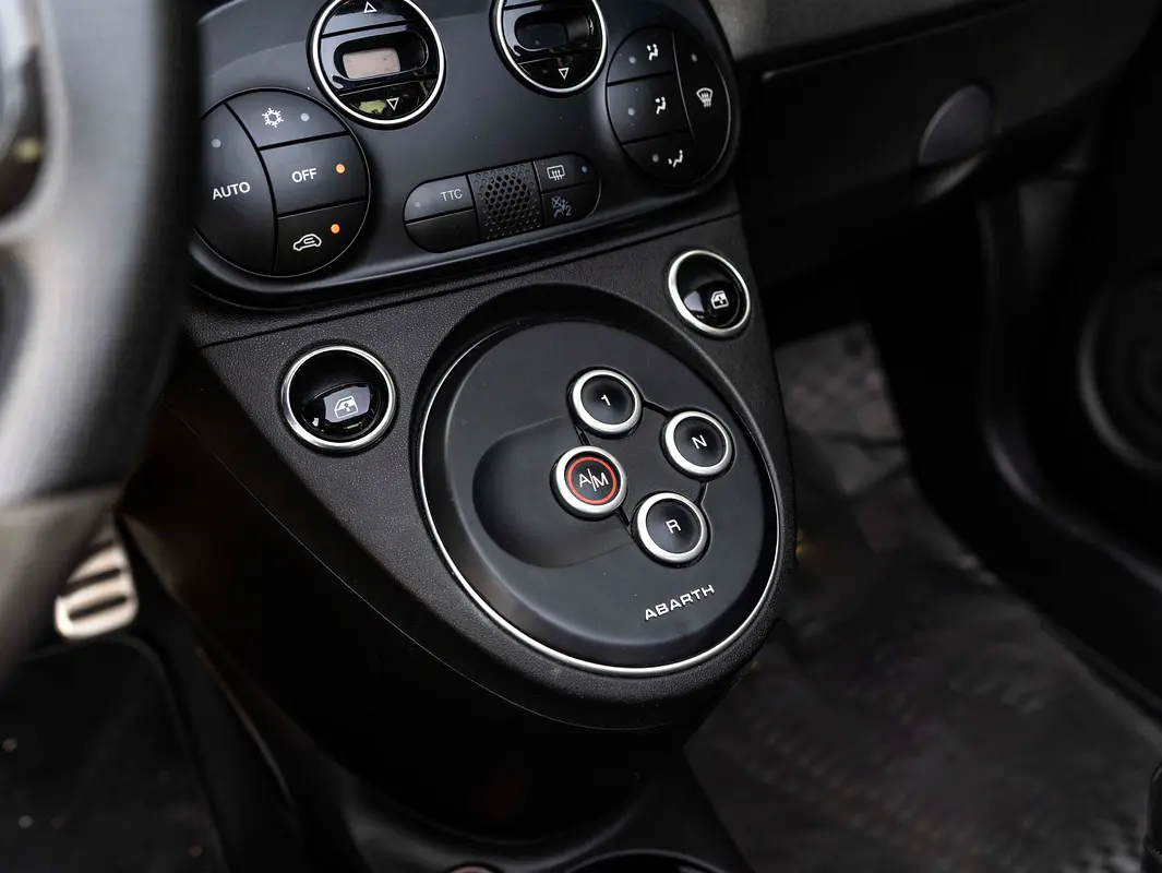 ABARTH 595 Competizione 2021 - photo 11 - Import Émirats | International Cars