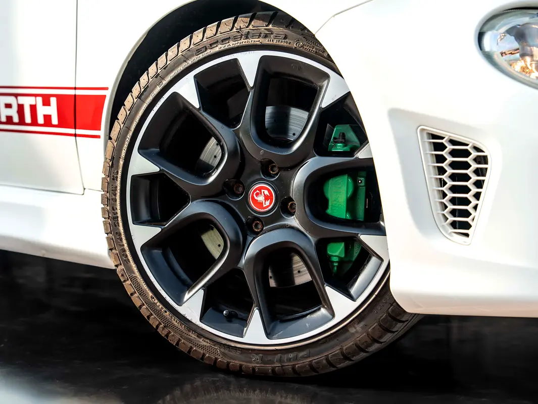 ABARTH 595 Competizione 2021 - photo 7 - Import Émirats | International Cars