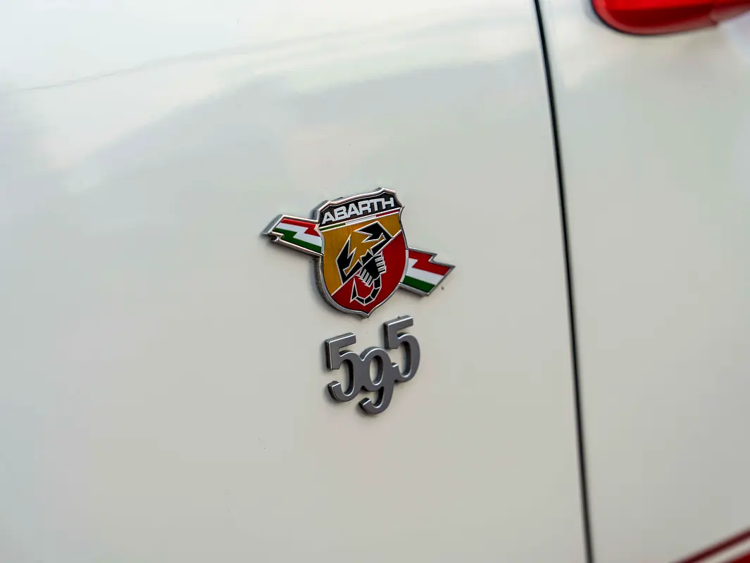 ABARTH 595 Competizione 2021 - photo 9 - Import Émirats | International Cars