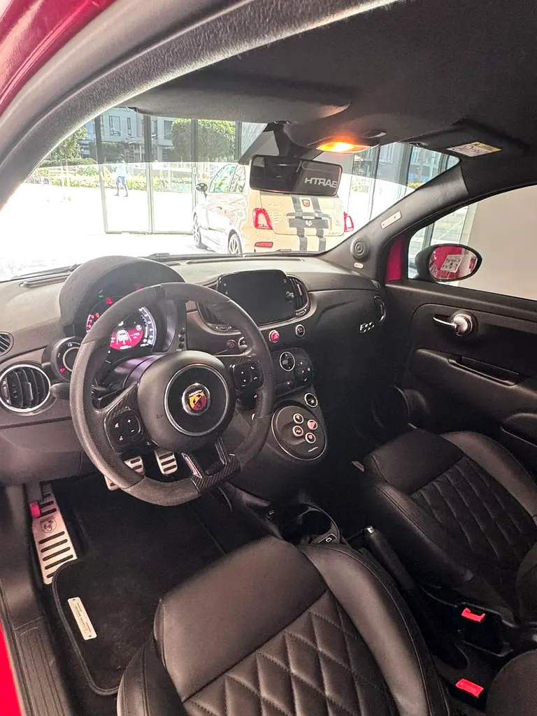 ABARTH 695 Turismo 2023 - photo 6 - Import Émirats | International Cars