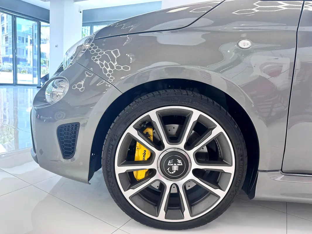 ABARTH 695 Turismo 2024 - photo 7 - Import Émirats | International Cars
