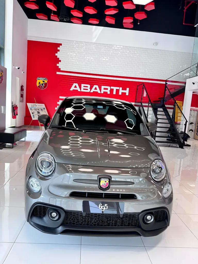 ABARTH 695 Turismo 2024 - photo 8 - Import Émirats | International Cars