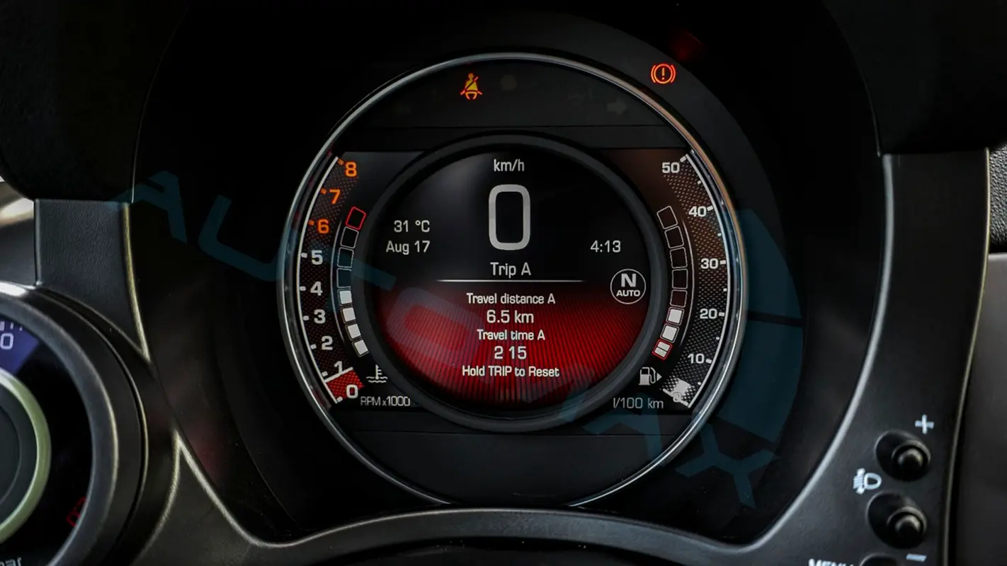 ABARTH 695 Turismo 2023 - photo 9 - Import Émirats | International Cars