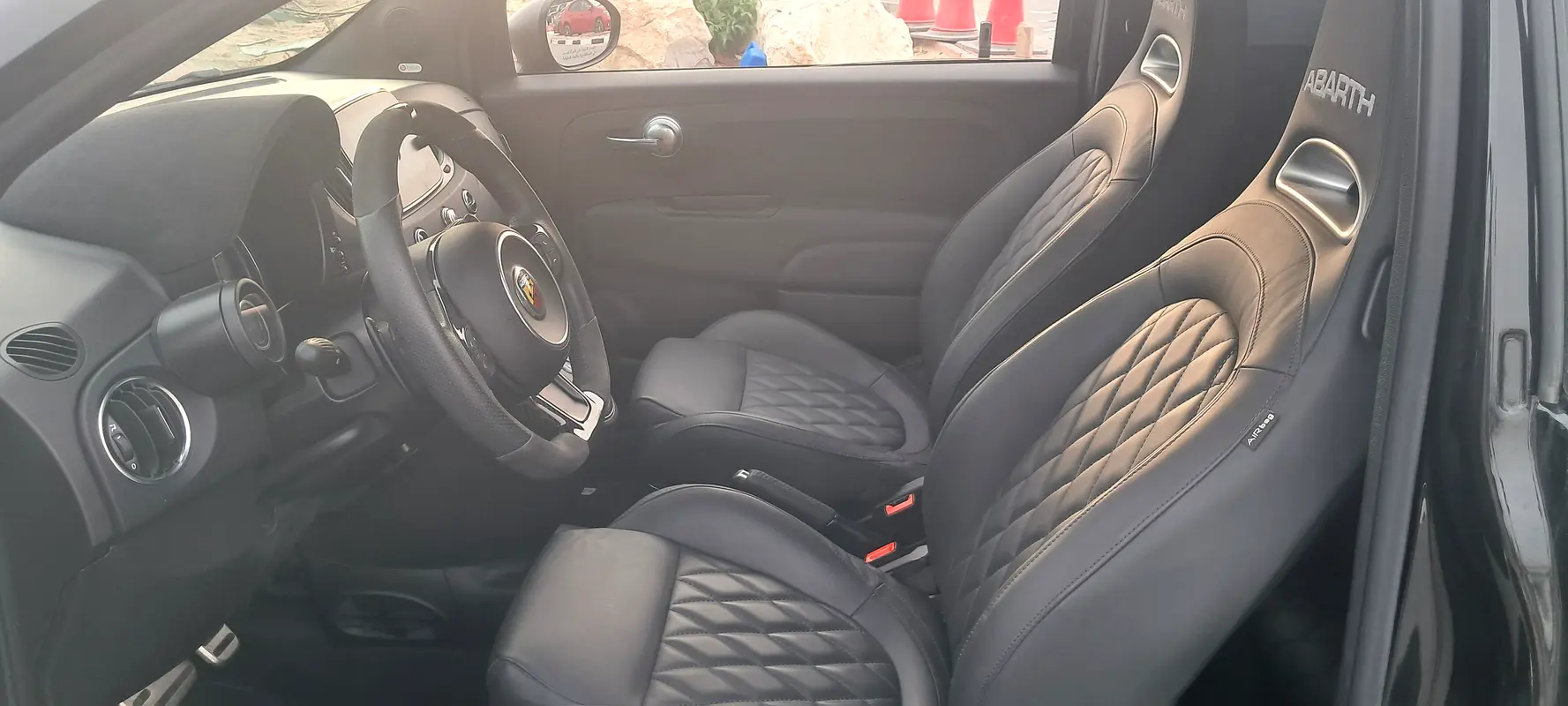 ABARTH 695 Turismo 2023 - photo 10 - Import Émirats | International Cars