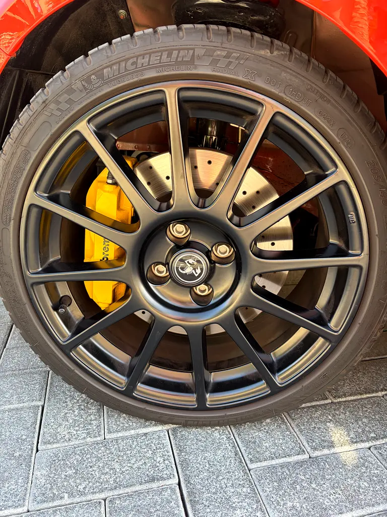 ABARTH 695 Competizione 2024 - photo 6 - Import Émirats | International Cars
