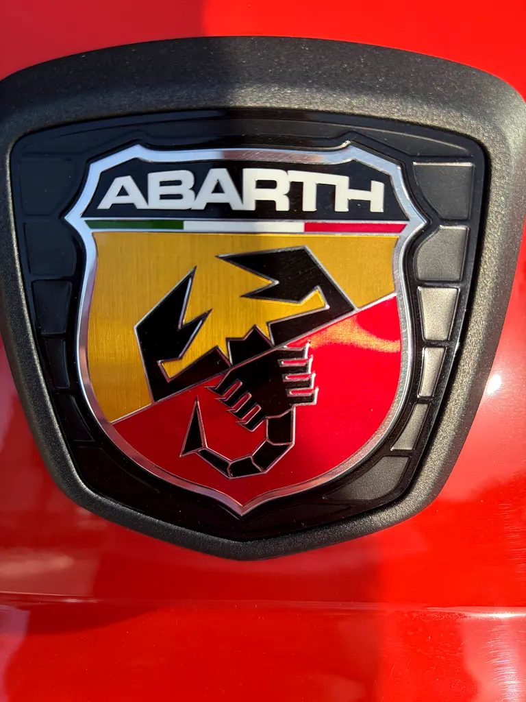 ABARTH 695 Competizione 2024 - photo 8 - Import Émirats | International Cars