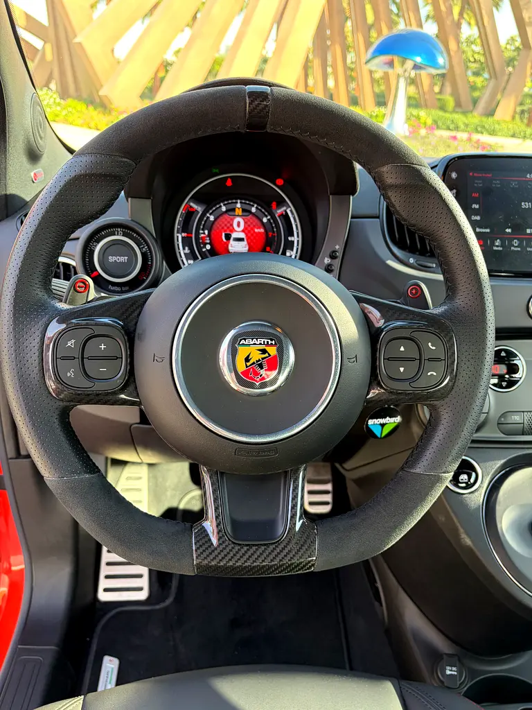 ABARTH 695 Competizione 2024 - photo 9 - Import Émirats | International Cars