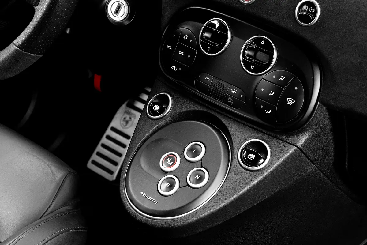 ABARTH 695 Turismo 2022 - photo 10 - Import Émirats | International Cars