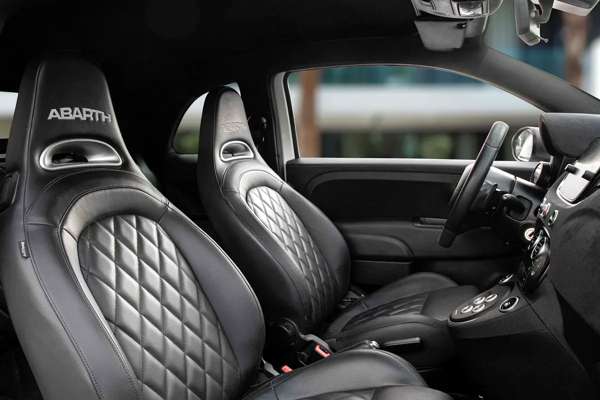 ABARTH 695 Turismo 2022 - photo 11 - Import Émirats | International Cars