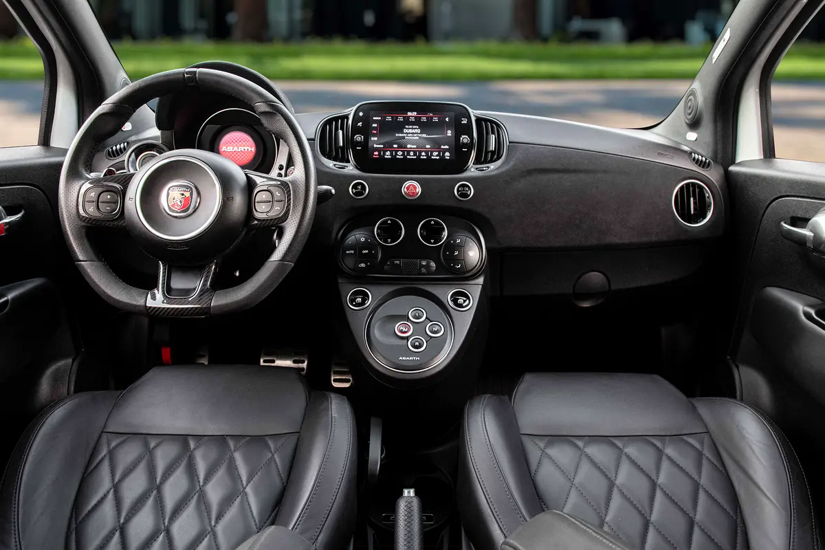 ABARTH 695 Turismo 2022 - photo 8 - Import Émirats | International Cars