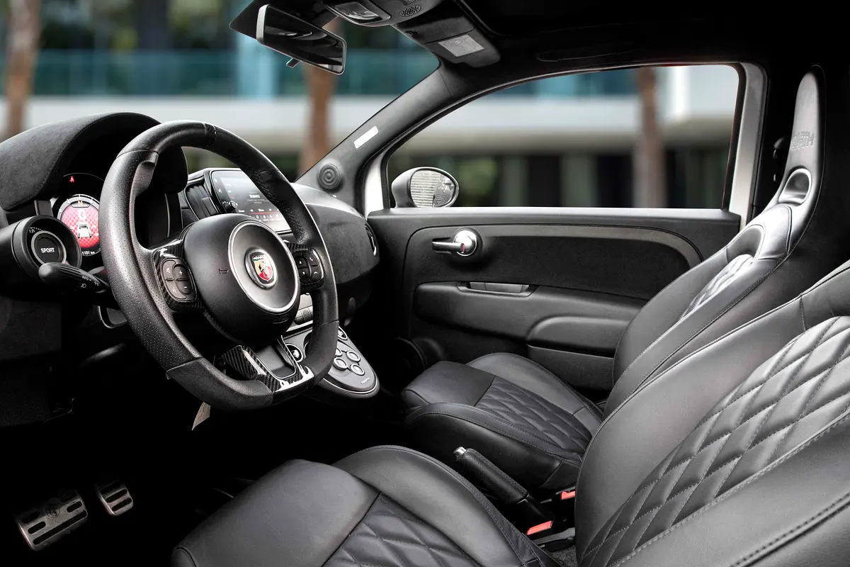 ABARTH 695 Turismo 2022 - photo 9 - Import Émirats | International Cars