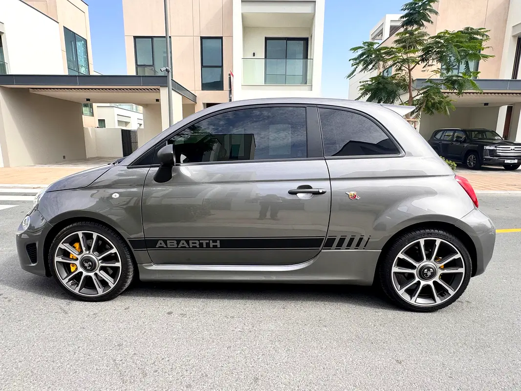 ABARTH 695 Turismo 2024 - photo 4 - Import Émirats | International Cars