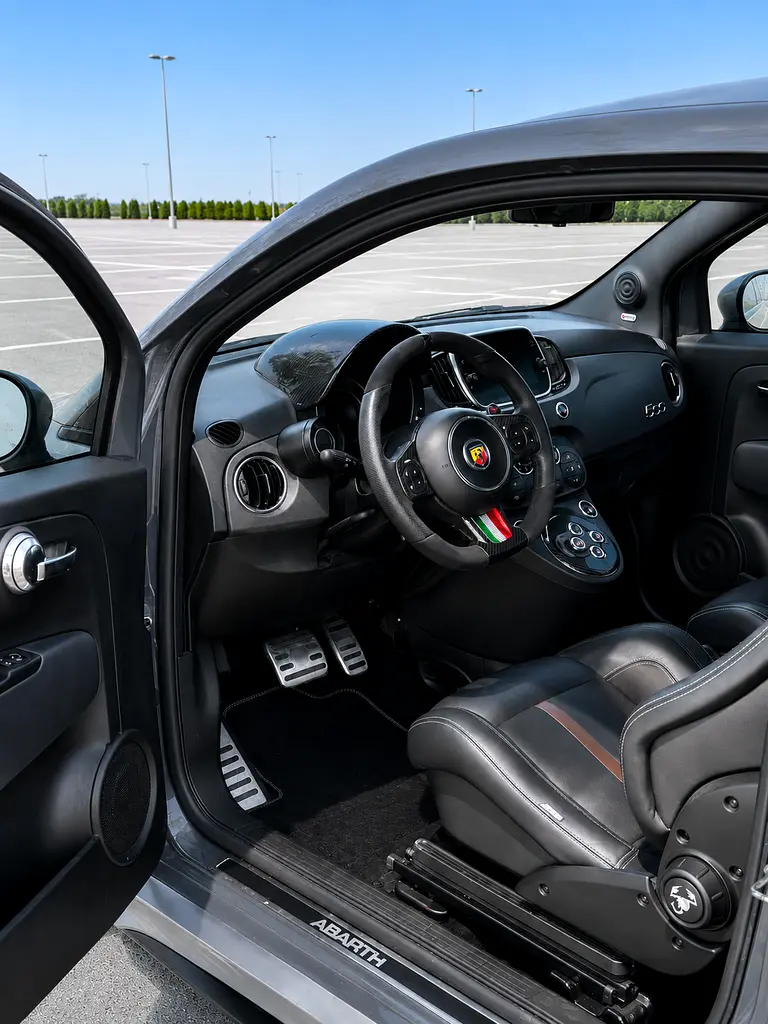 ABARTH 695 70th Anniversario 2020 - photo 5 - Import Émirats | International Cars