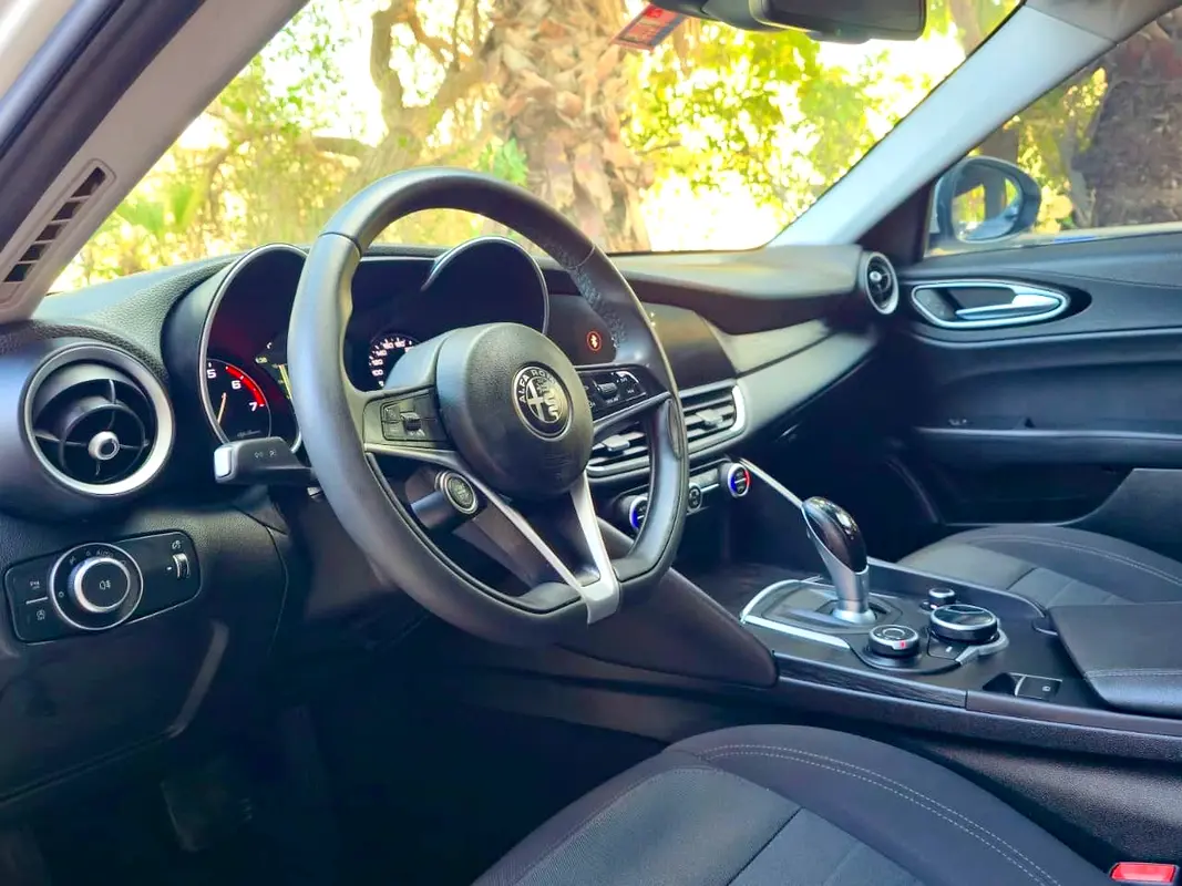 ALFA ROMEO Giulia Super 2018 - photo 9 - Import Émirats | International Cars