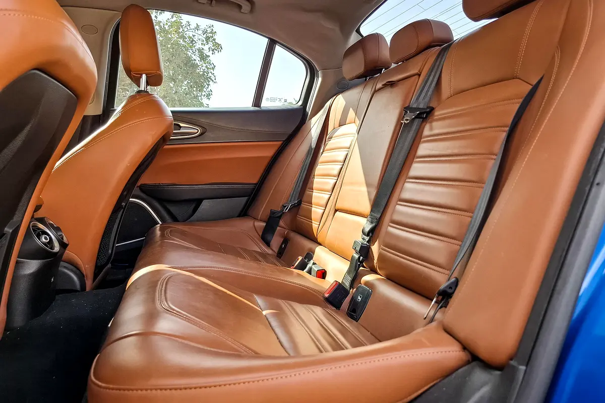 ALFA ROMEO Giulia Veloce 2018 - photo 10 - Import Émirats | International Cars