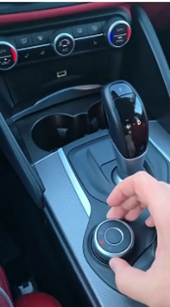 ALFA ROMEO Giulia Super 2018 - photo 9 - Import Émirats | International Cars