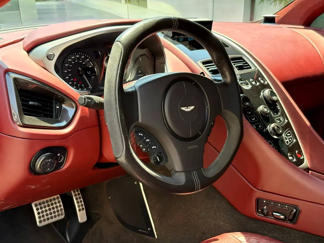 ASTON MARTIN Vanquish Carbon Black 2014 - photo 10 - Import Émirats | International Cars