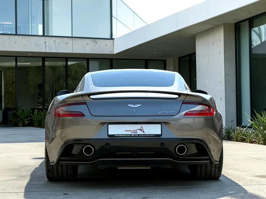 ASTON MARTIN Vanquish Carbon Black 2014 - photo 5 - Import Émirats | International Cars