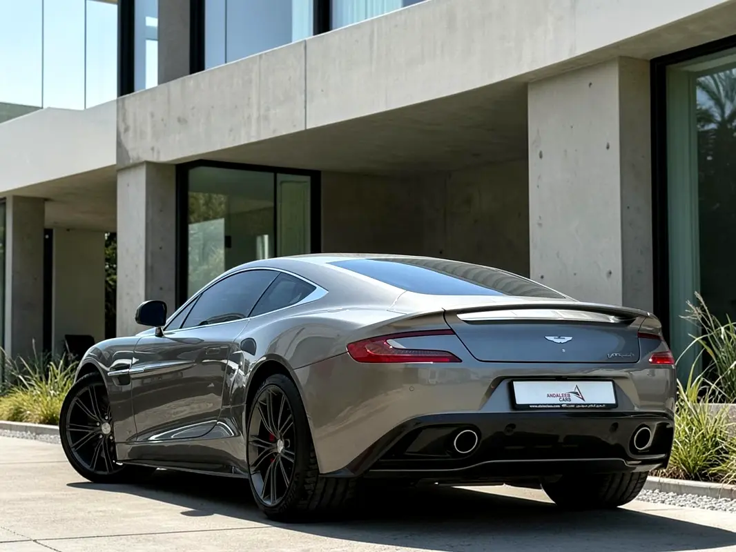 ASTON MARTIN Vanquish Carbon Black 2014 - photo 6 - Import Émirats | International Cars