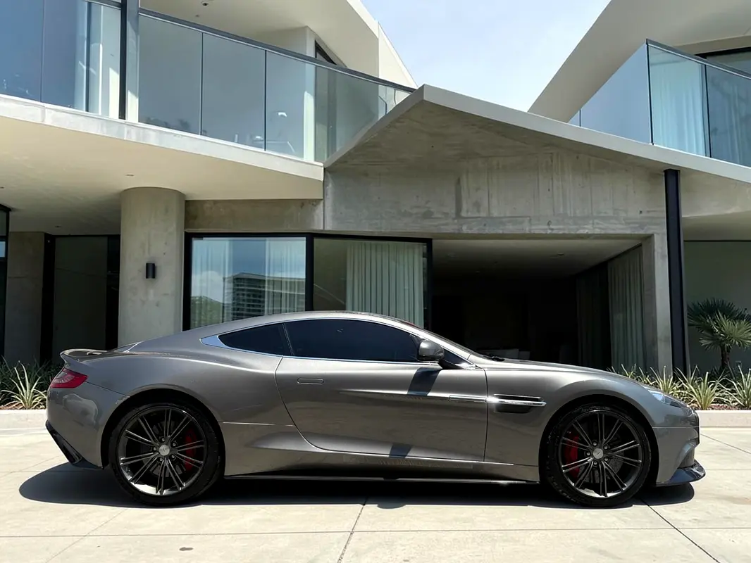 ASTON MARTIN Vanquish Carbon Black 2014 - photo 8 - Import Émirats | International Cars