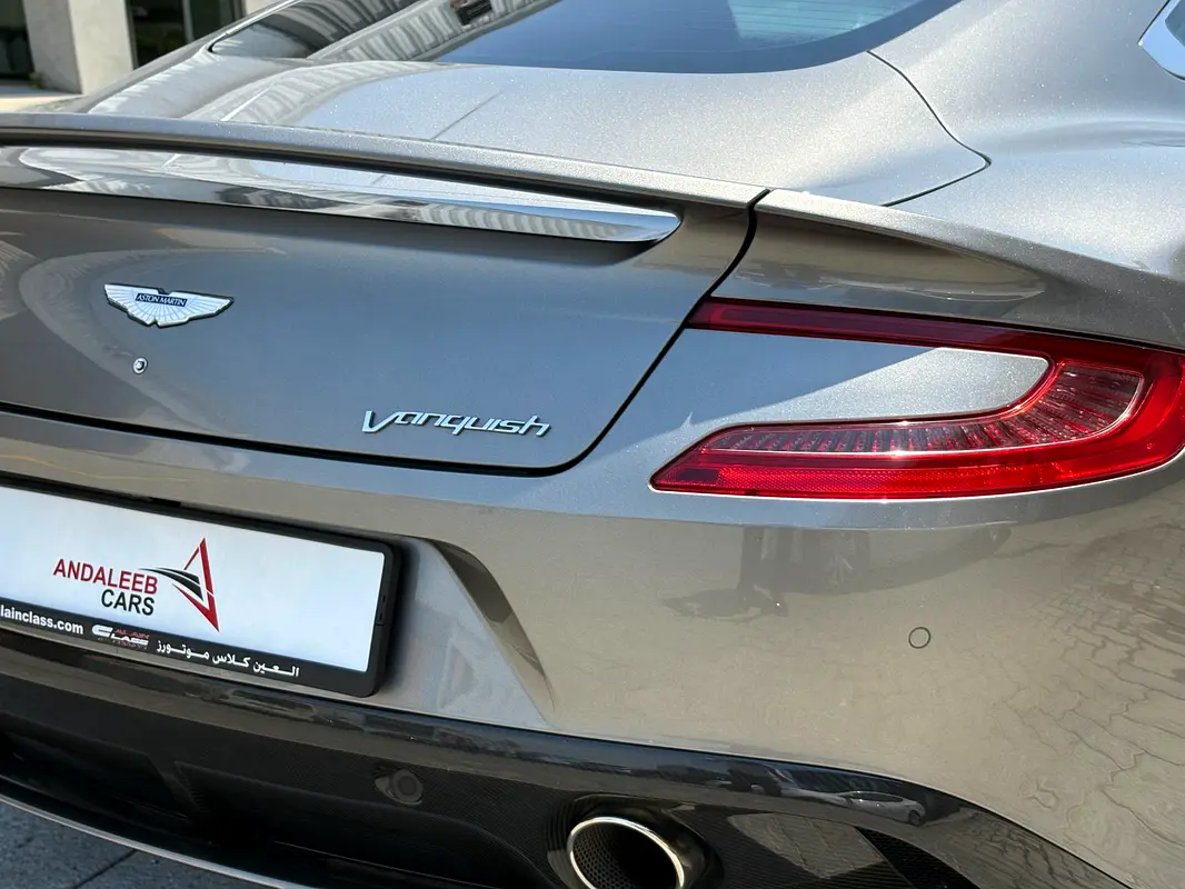 ASTON MARTIN Vanquish Carbon Black 2014 - photo 9 - Import Émirats | International Cars