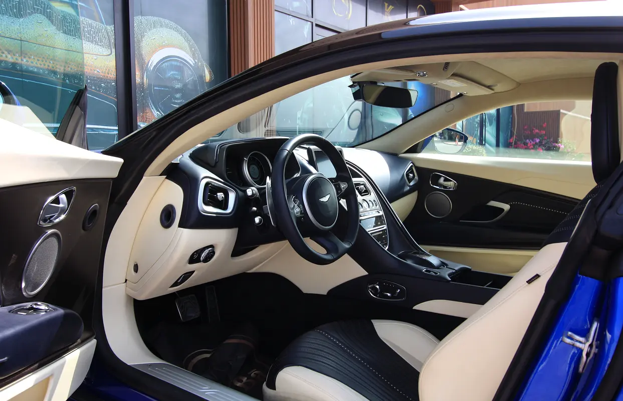 ASTON MARTIN DB11 V12 Coupe 2017 - photo 10 - Import Émirats | International Cars