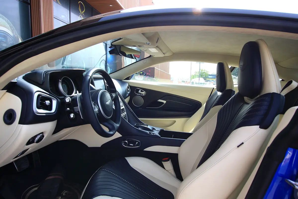 ASTON MARTIN DB11 V12 Coupe 2017 - photo 11 - Import Émirats | International Cars
