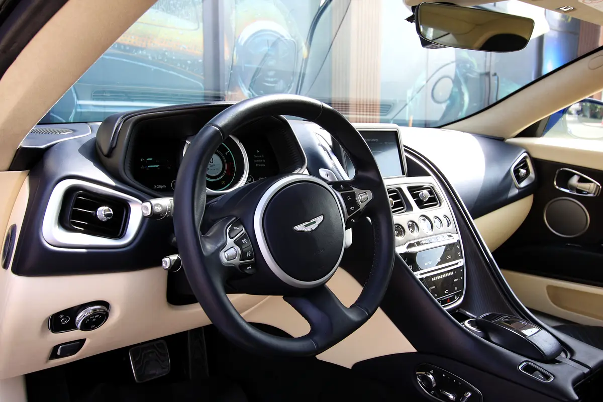 ASTON MARTIN DB11 V12 Coupe 2017 - photo 12 - Import Émirats | International Cars