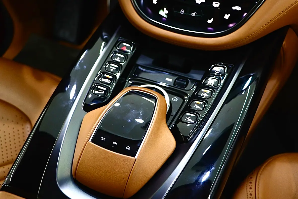 ASTON MARTIN DBX 550 2021 - photo 10 - Import Émirats | International Cars