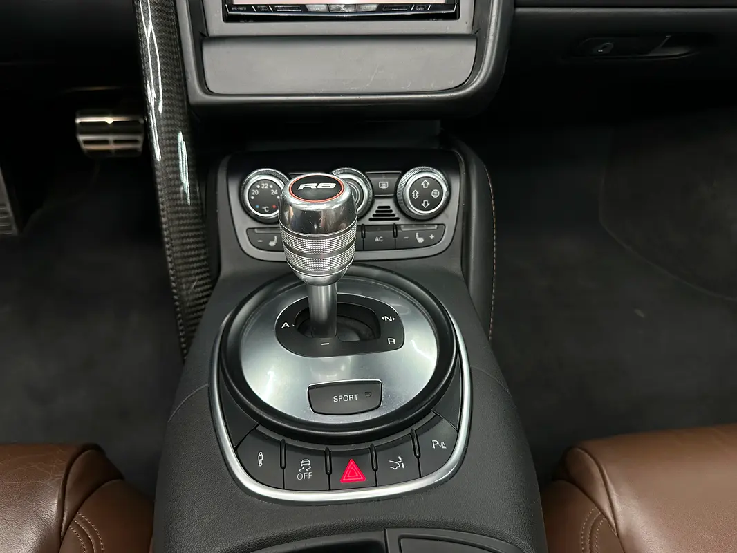 AUDI R8 Spyder 2012 - photo 12 - Import Émirats | International Cars