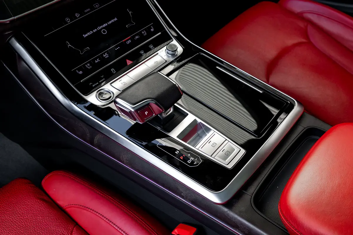 AUDI Q8 55 TFSI quattro S line 2023 - photo 10 - Import Émirats | International Cars