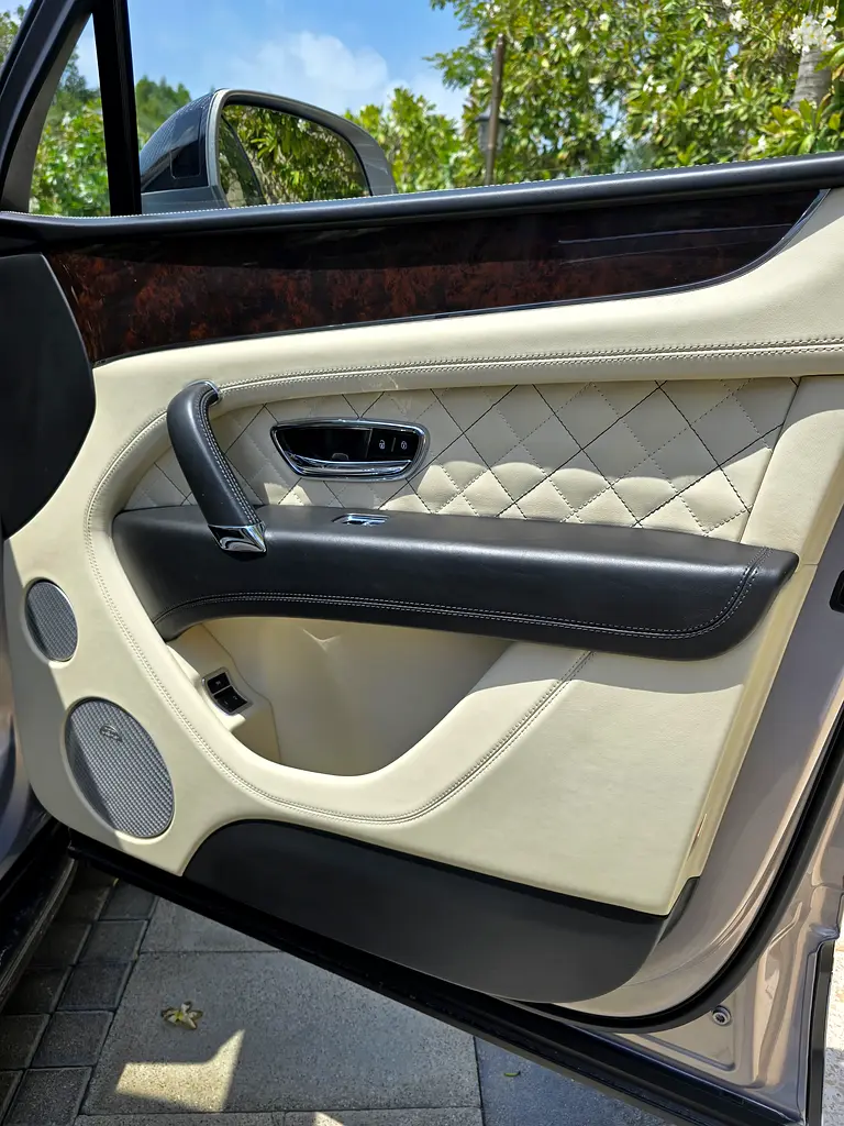 BENTLEY Bentayga First Edition 2017 - photo 8 - Import Émirats | International Cars