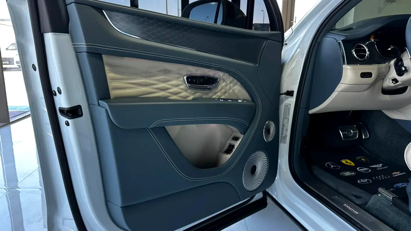 BENTLEY Bentayga Signature 2024 - photo 9 - Import Émirats | International Cars