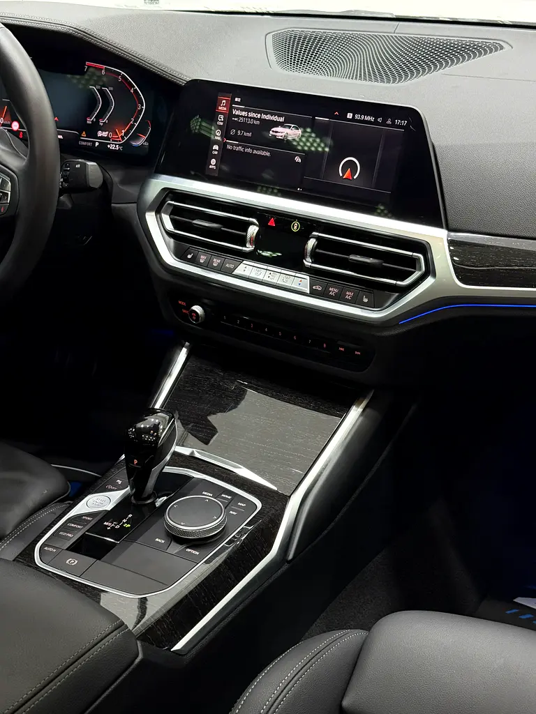 BMW 3-Series 320i 2022 - photo 11 - Import Émirats | International Cars