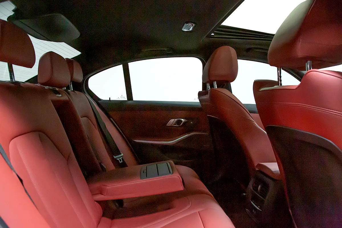 BMW 3-Series 330i 2024 - photo 6 - Import Émirats | International Cars