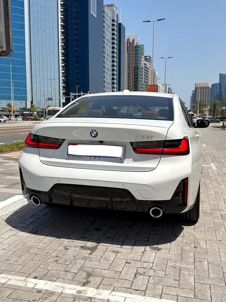 BMW 3-Series 320i 2025 - photo 11 - Import Émirats | International Cars