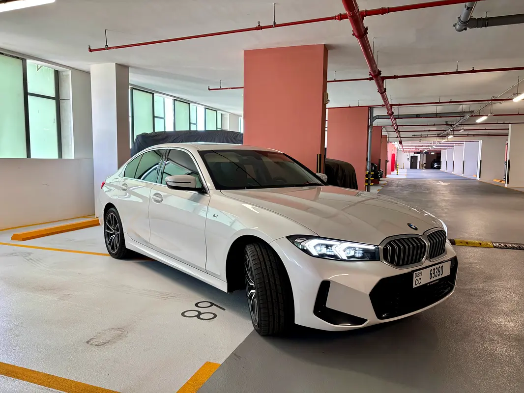 BMW 3-Series 320i 2023 - photo 3 - Import Émirats | International Cars
