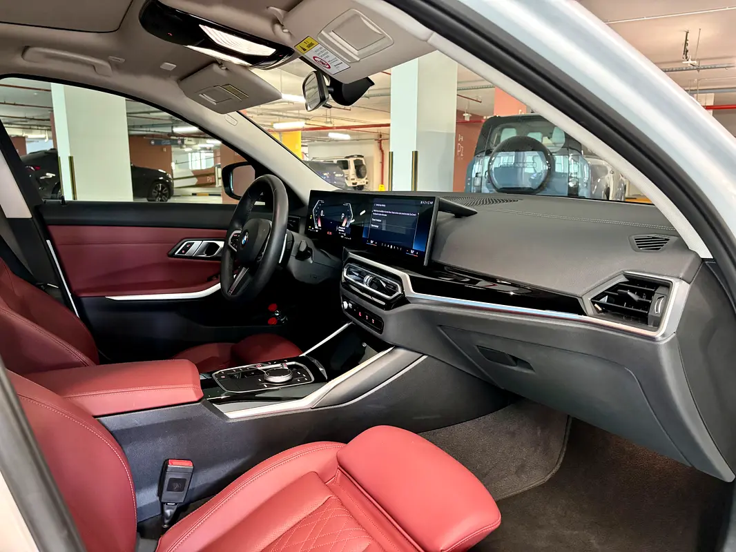 BMW 3-Series 320i 2023 - photo 8 - Import Émirats | International Cars
