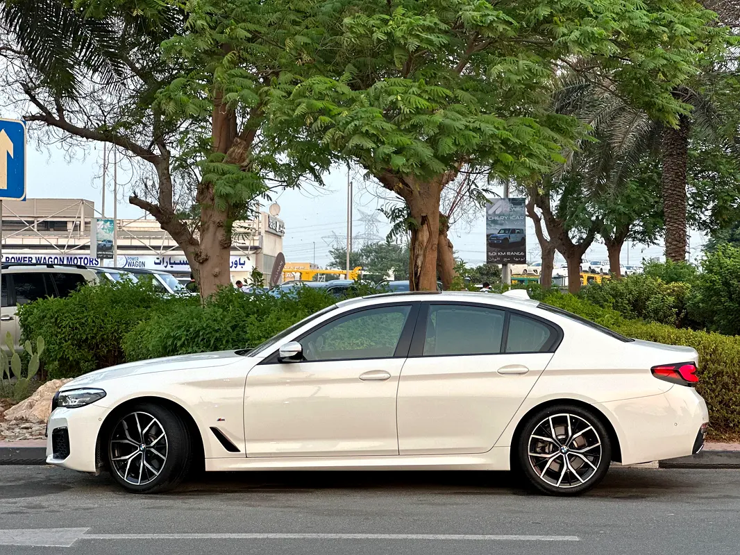 BMW 5-Series 520i M-Kit 2023 - photo 4 - Import Émirats | International Cars