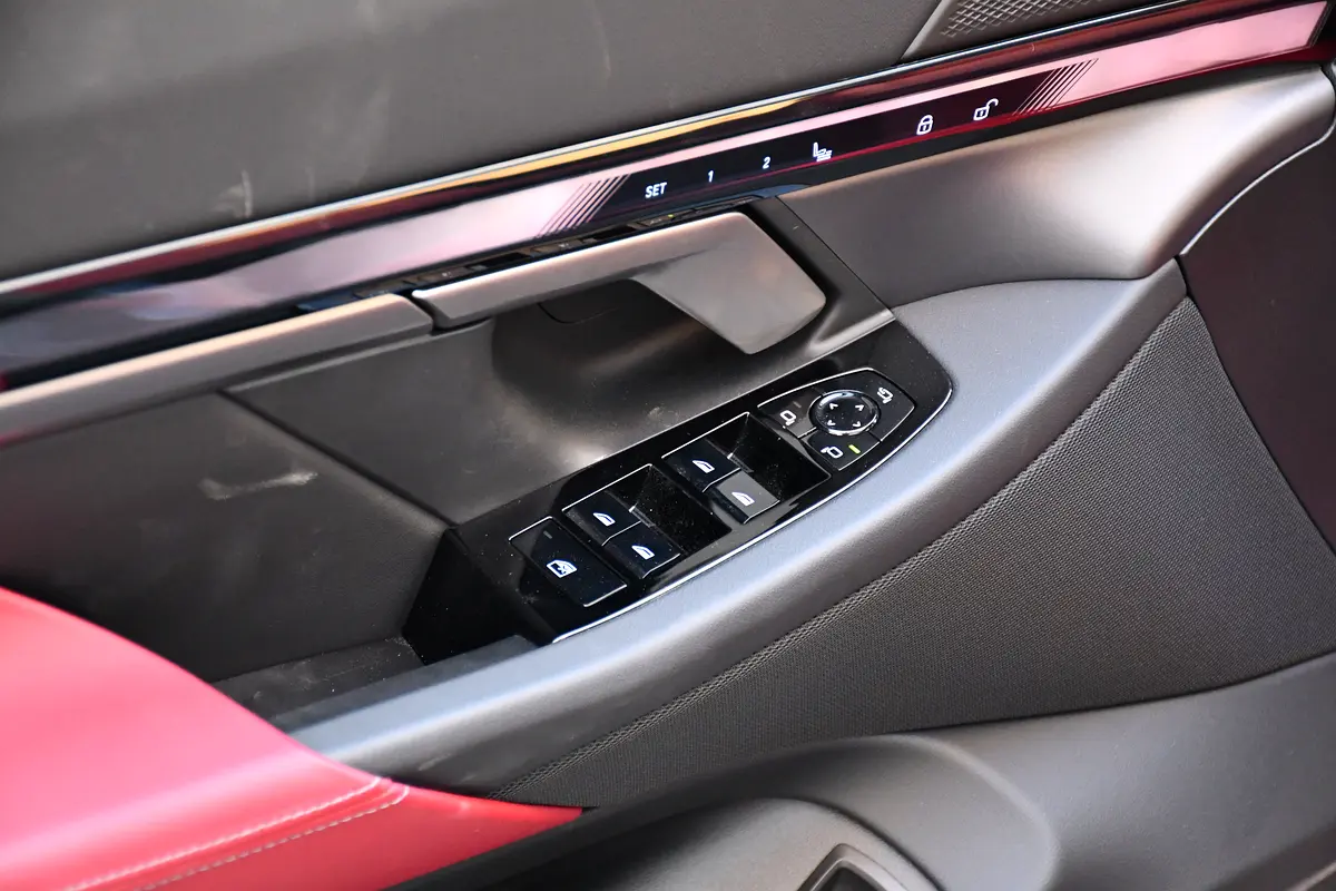 BMW 5-Series 520i 2026 - photo 10 - Import Émirats | International Cars