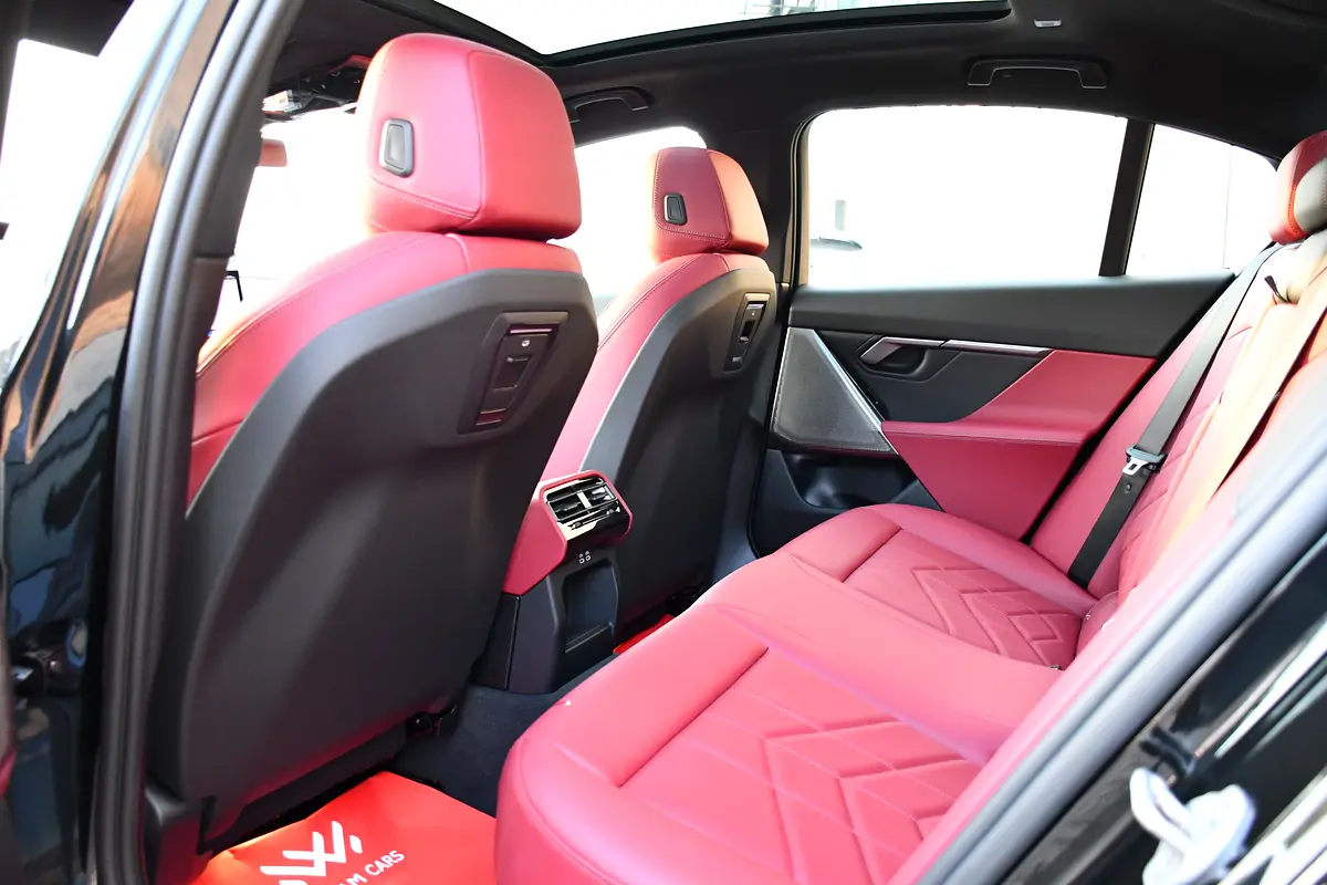 BMW 5-Series 520i 2026 - photo 11 - Import Émirats | International Cars