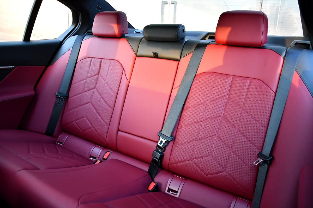 BMW 5-Series 520i 2026 - photo 12 - Import Émirats | International Cars