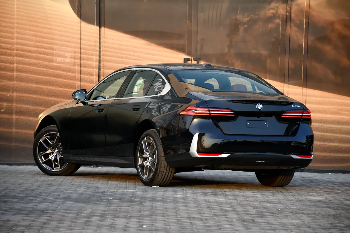 BMW 5-Series 520i 2026 - photo 4 - Import Émirats | International Cars