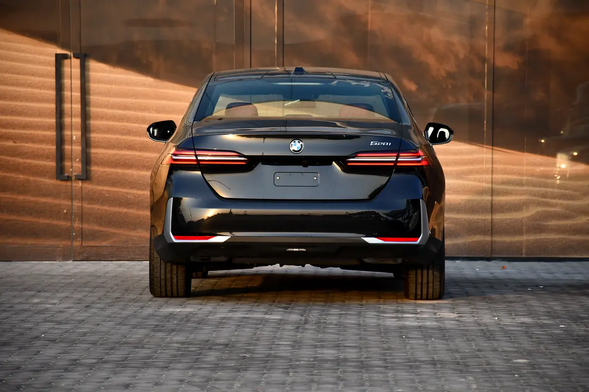 BMW 5-Series 520i 2026 - photo 5 - Import Émirats | International Cars