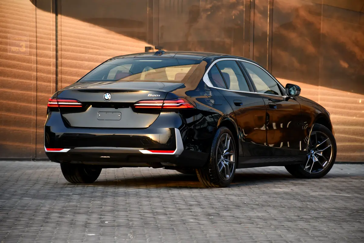 BMW 5-Series 520i 2026 - photo 6 - Import Émirats | International Cars