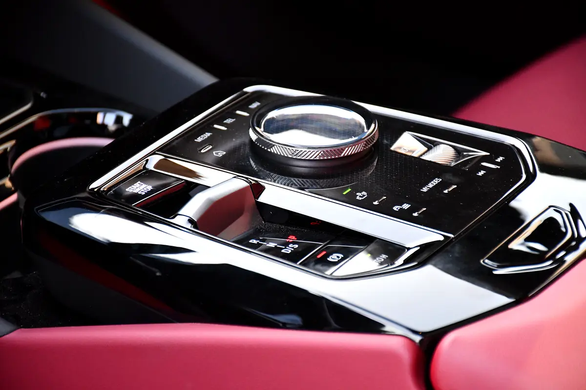 BMW 5-Series 520i 2026 - photo 8 - Import Émirats | International Cars