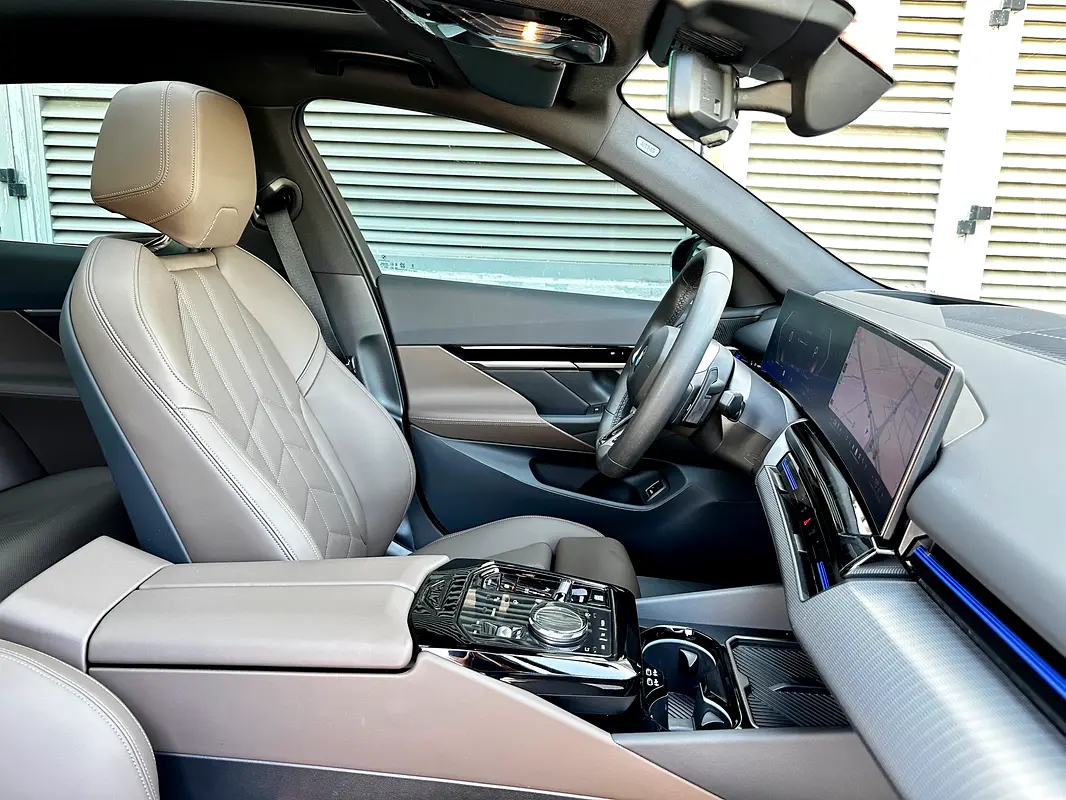 BMW 5-Series 520i M-Kit 2024 - photo 5 - Import Émirats | International Cars